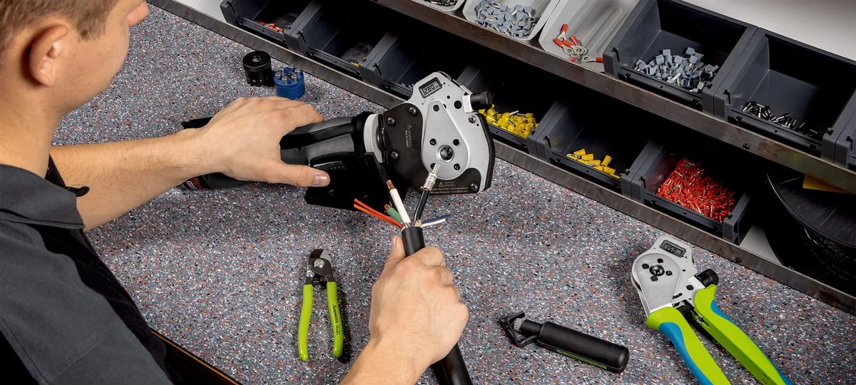 Battery-powered HC 20.2 hydraulic powered crimper thumbnail 2