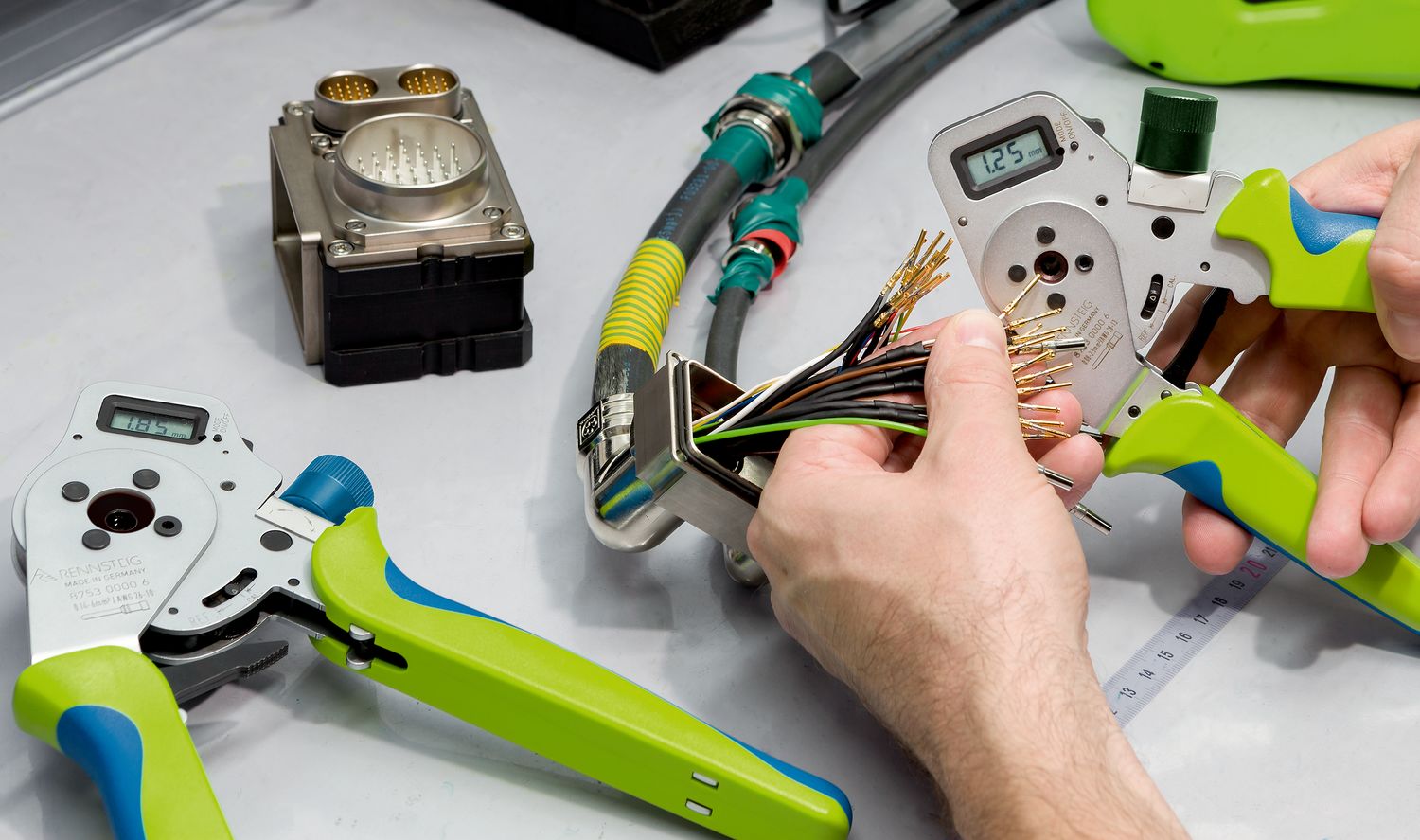 Dụng cụ bấm đầu 4/8-Indent DigiCrimp cho tiếp xúc hàng không thumbnail 2